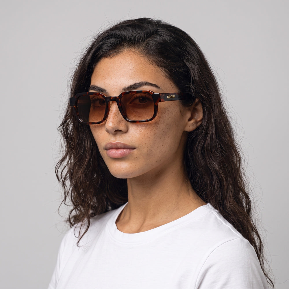 Femme portant les lunettes de soleil Grow Paris MILANO - LEOPARD