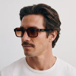Homme portant les lunettes de soleil Grow Paris MILANO - LEOPARD