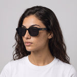 Femme portant les lunettes de soleil Grow Paris MILANO - NOIR