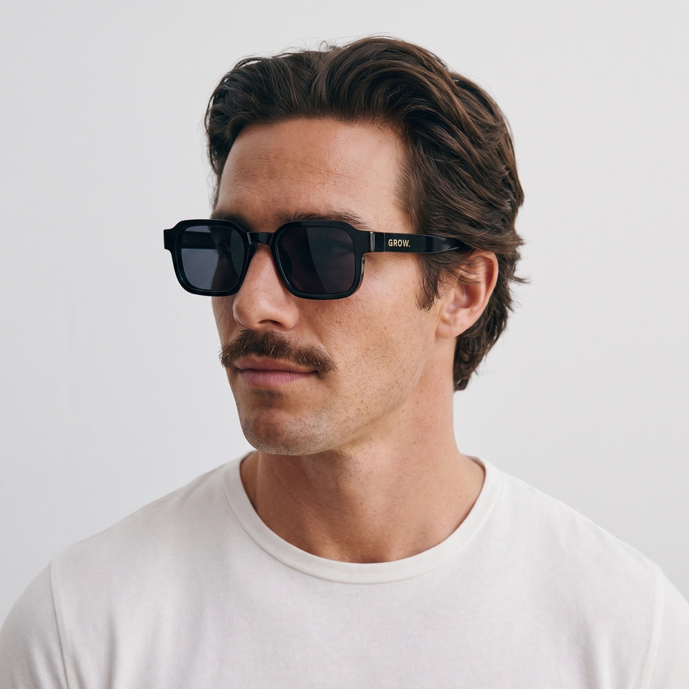 Homme portant les lunettes de soleil Grow Paris MILANO - NOIR