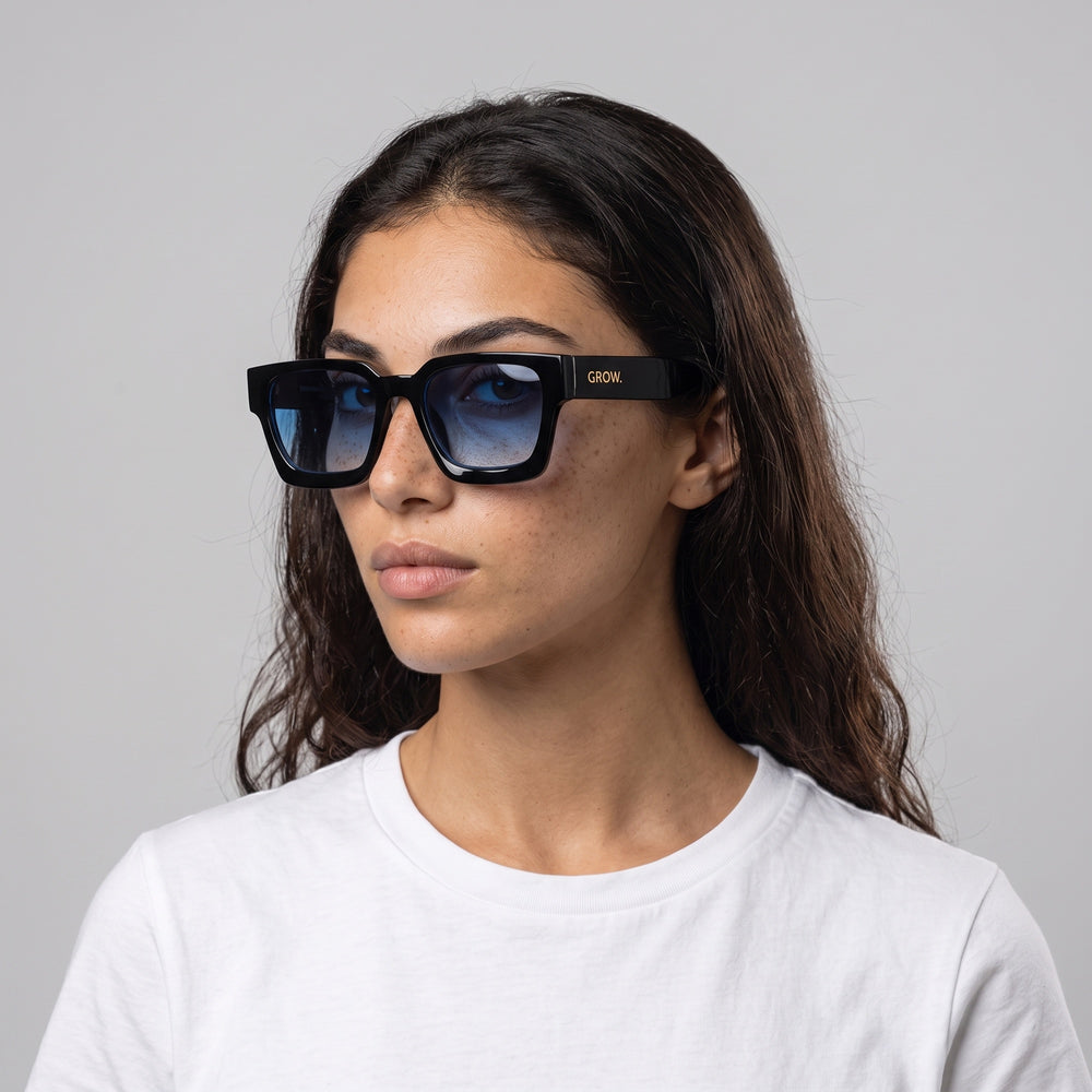Femme portant les lunettes de soleil Grow Paris MONACO - BLEU