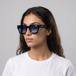 Femme portant les lunettes de soleil Grow Paris MONACO - BLEU