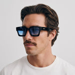 Homme portant les lunettes de soleil Grow Paris MONACO - BLEU