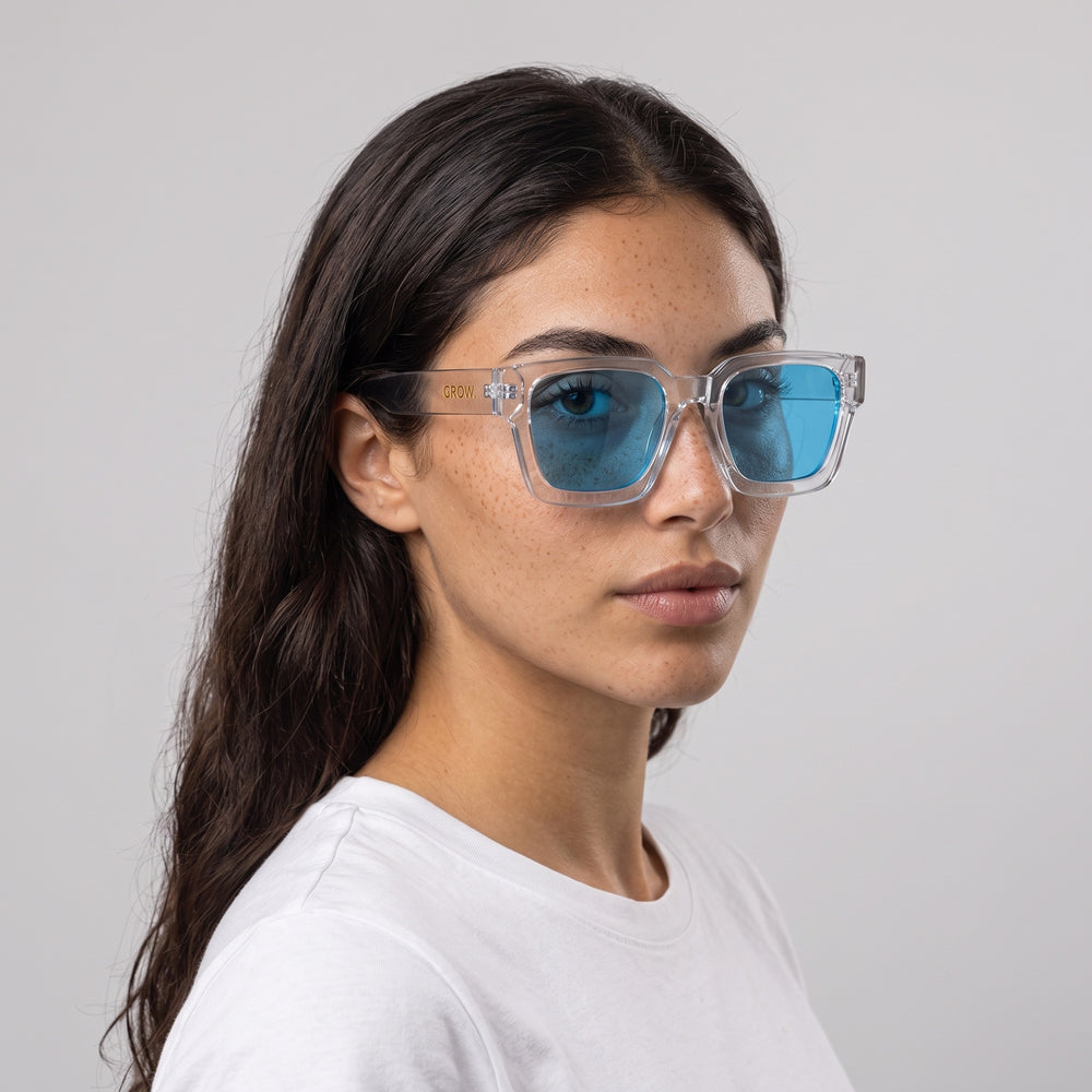 Femme portant les lunettes de soleil Grow Paris MONACO - BLEU TRANSPARENT
