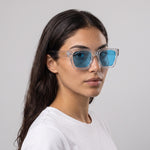 Femme portant les lunettes de soleil Grow Paris MONACO - BLEU TRANSPARENT