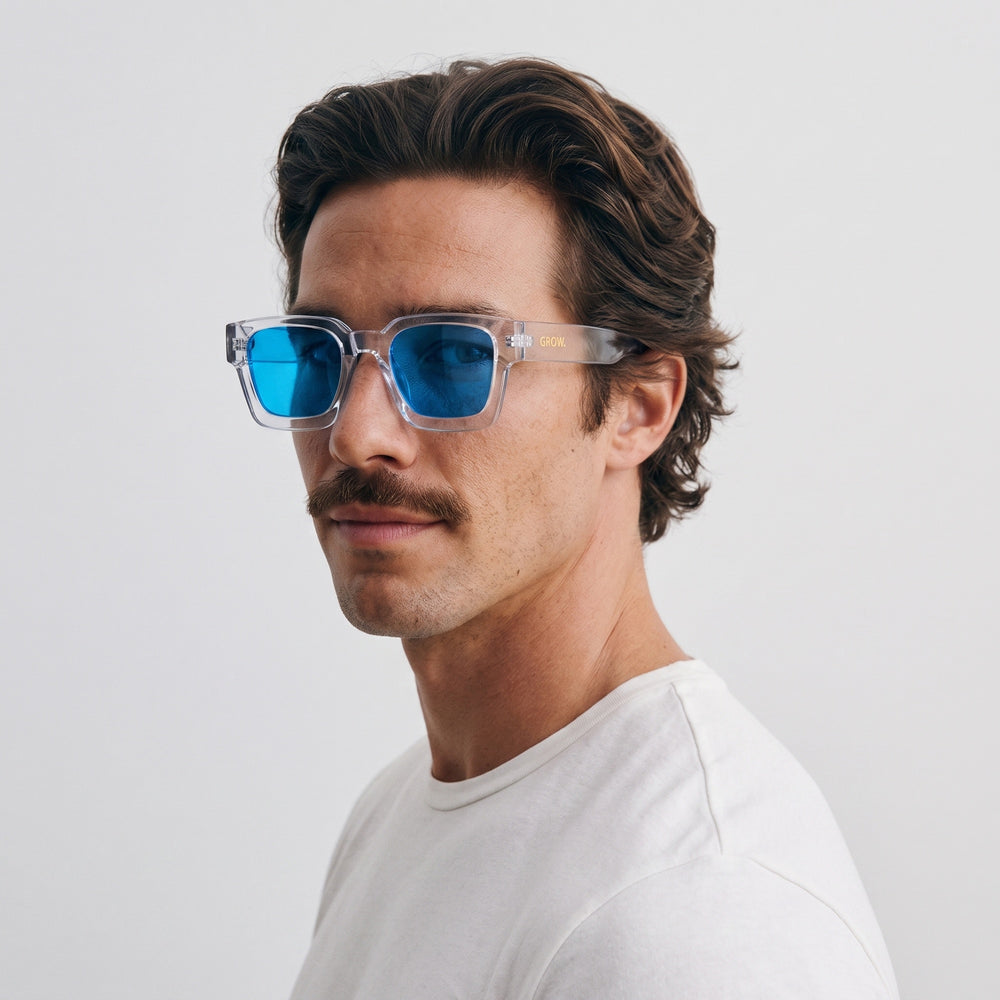 Homme portant les lunettes de soleil Grow Paris MONACO - BLEU TRANSPARENT
