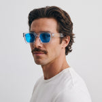 Homme portant les lunettes de soleil Grow Paris MONACO - BLEU TRANSPARENT