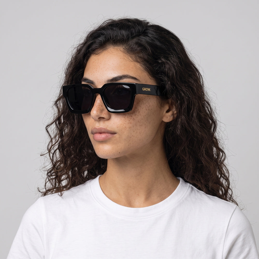 Femme portant les lunettes de soleil Grow Paris MONACO - NOIR