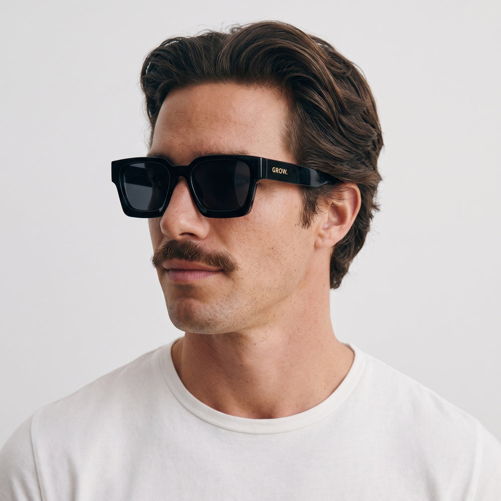 Homme portant les lunettes de soleil Grow Paris MONACO - NOIR