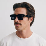 Homme portant les lunettes de soleil Grow Paris MONACO - NOIR