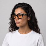 Femme portant les lunettes de soleil Grow Paris MONACO - ORANGE
