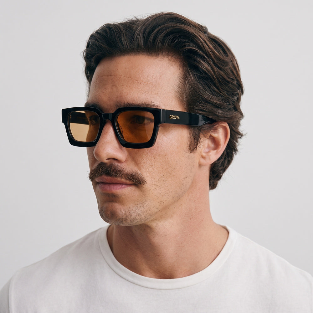 Homme portant les lunettes de soleil Grow Paris MONACO - ORANGE