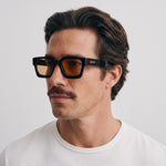 Homme portant les lunettes de soleil Grow Paris MONACO - ORANGE