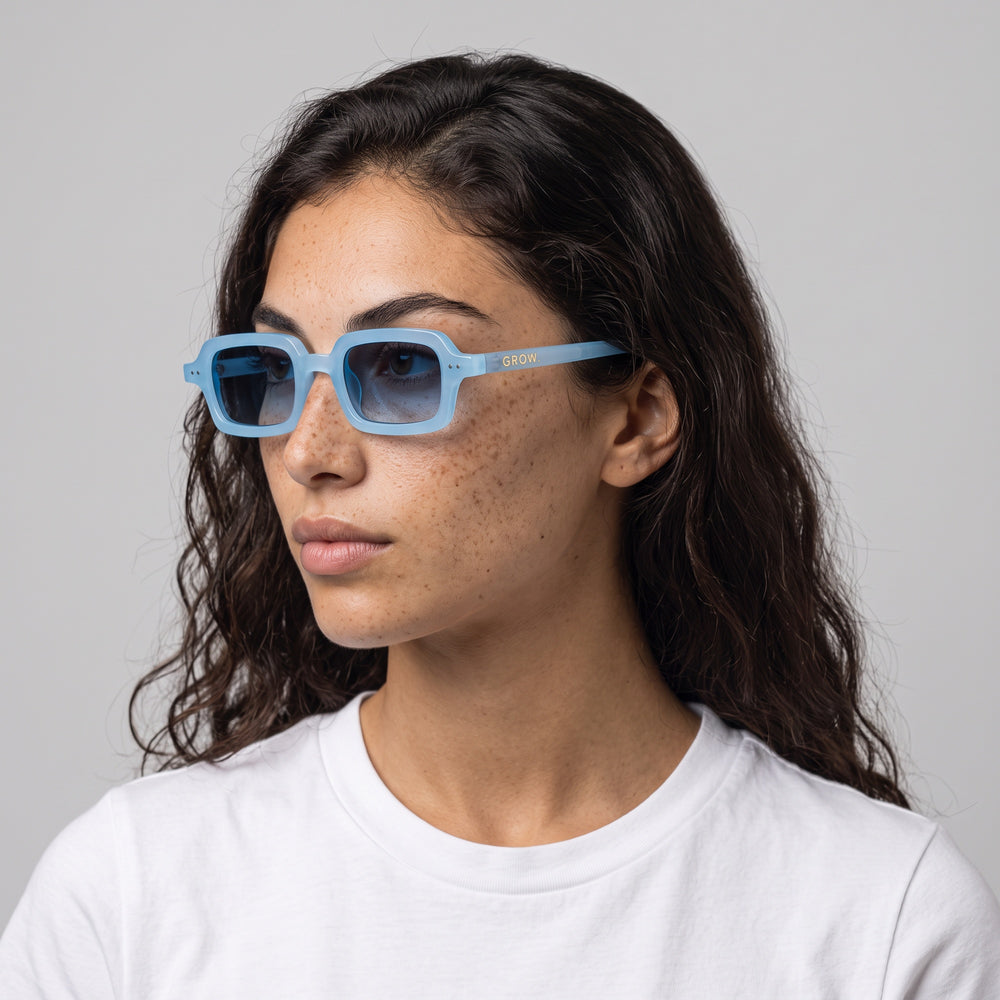 Femme portant les lunettes de soleil Grow Paris MONTAUK - BLEU