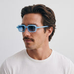Homme portant les lunettes de soleil Grow Paris MONTAUK - BLEU