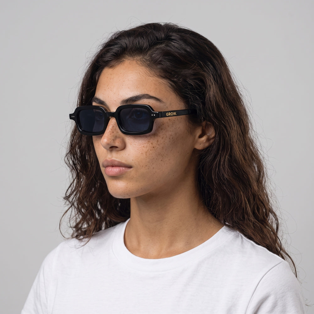 Femme portant les lunettes de soleil Grow Paris MONTAUK - NOIR