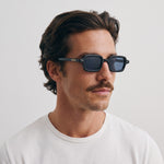 Homme portant les lunettes de soleil Grow Paris MONTAUK - NOIR