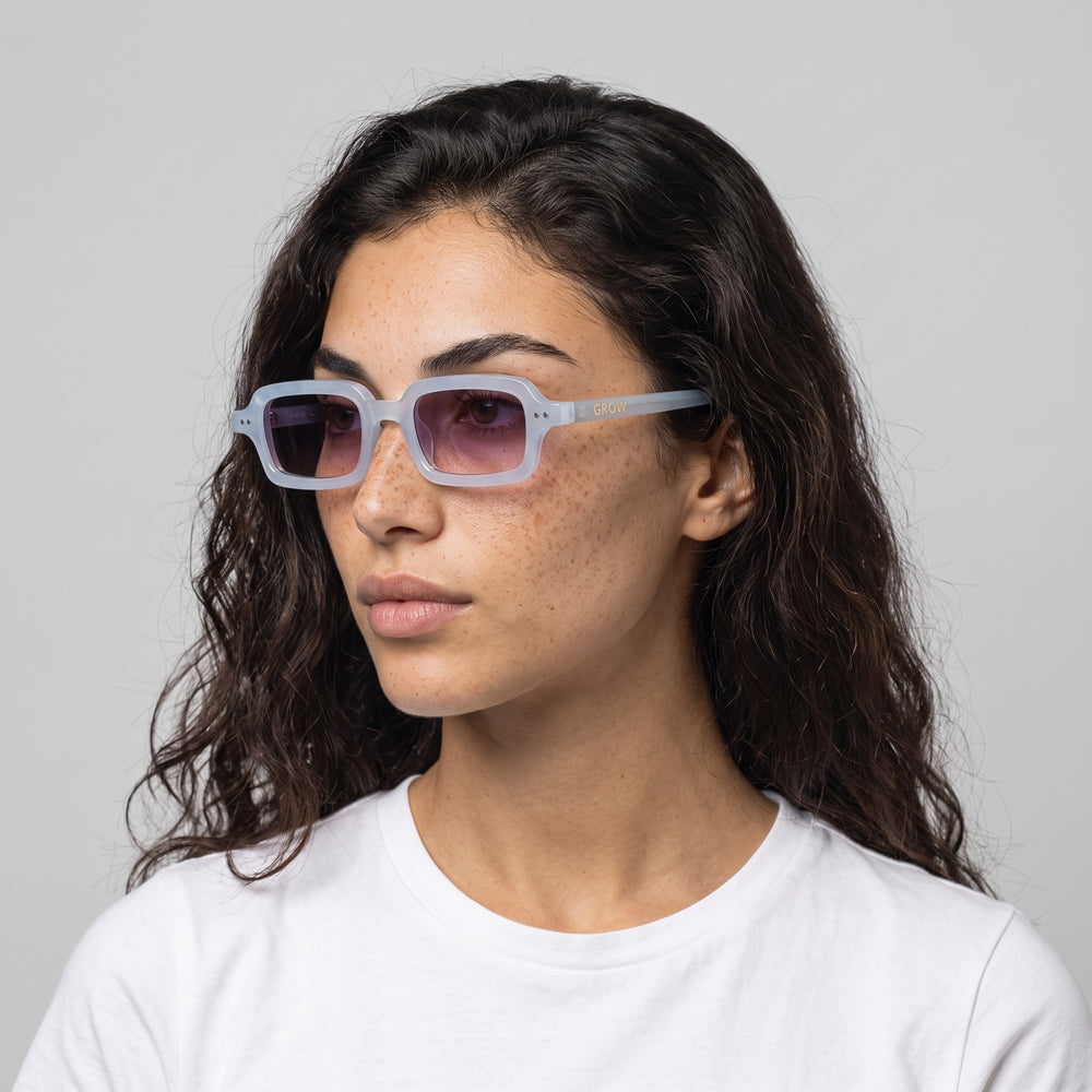 Femme portant les lunettes de soleil Grow Paris MONTAUK - VIOLET
