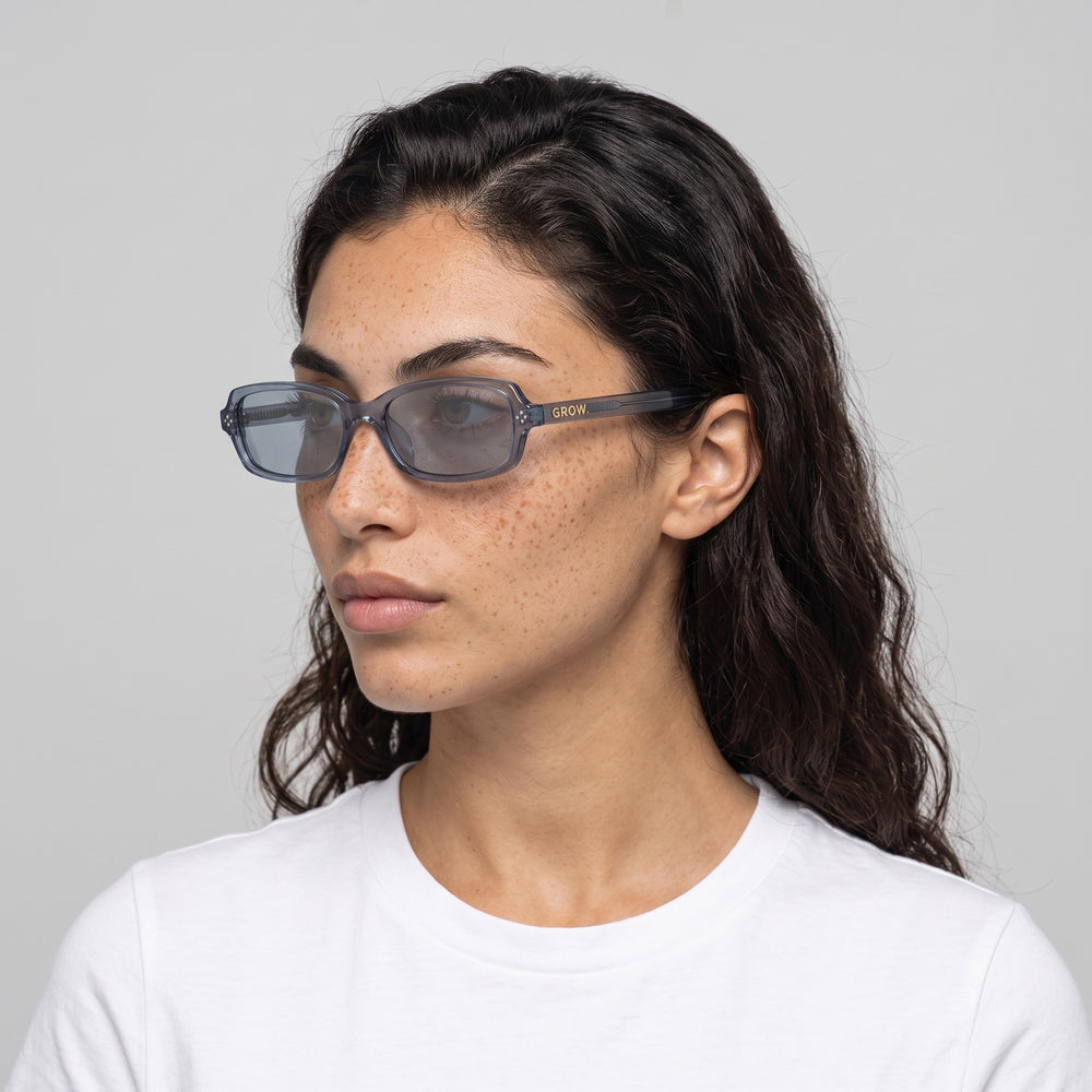 Femme portant les lunettes de soleil Grow Paris MYKONOS - GRIS