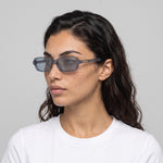 Femme portant les lunettes de soleil Grow Paris MYKONOS - GRIS
