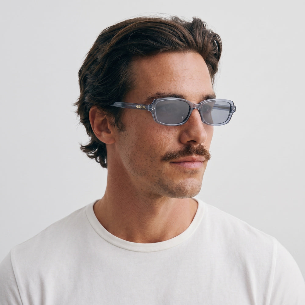 Homme portant les lunettes de soleil Grow Paris MYKONOS - GRIS