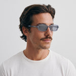 Homme portant les lunettes de soleil Grow Paris MYKONOS - GRIS