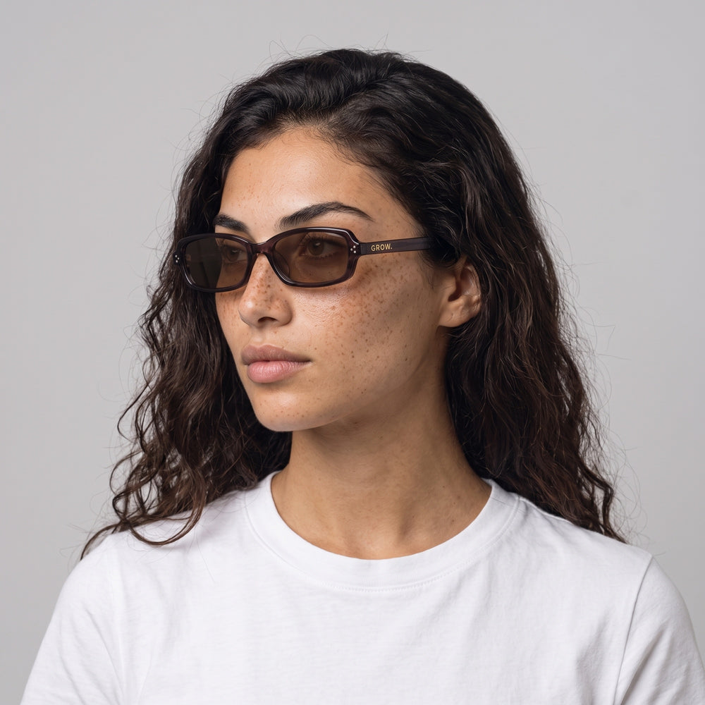 Femme portant les lunettes de soleil Grow Paris MYKONOS - MARRON