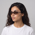Femme portant les lunettes de soleil Grow Paris MYKONOS - MARRON