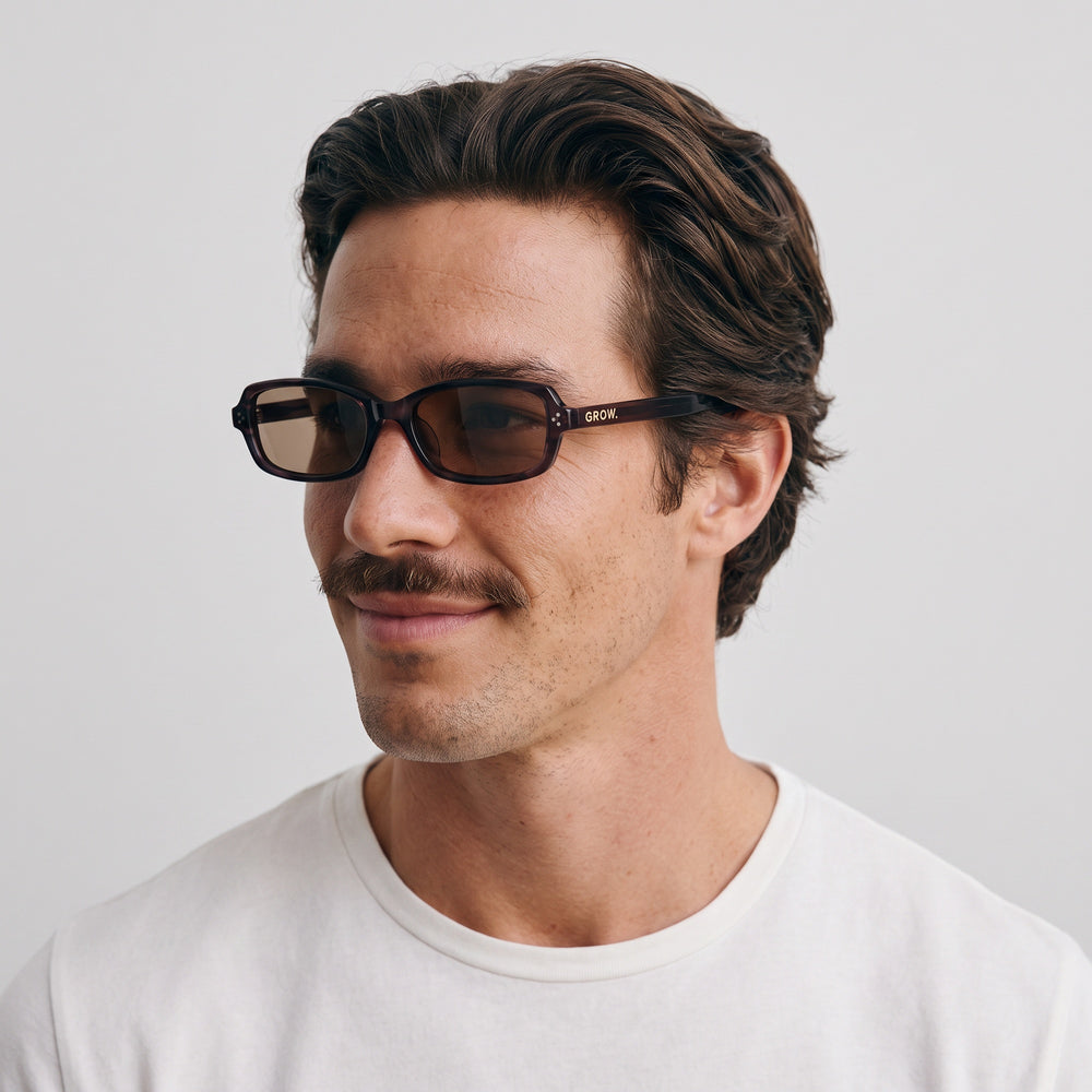 Homme portant les lunettes de soleil Grow Paris MYKONOS - MARRON