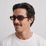 Homme portant les lunettes de soleil Grow Paris MYKONOS - MARRON