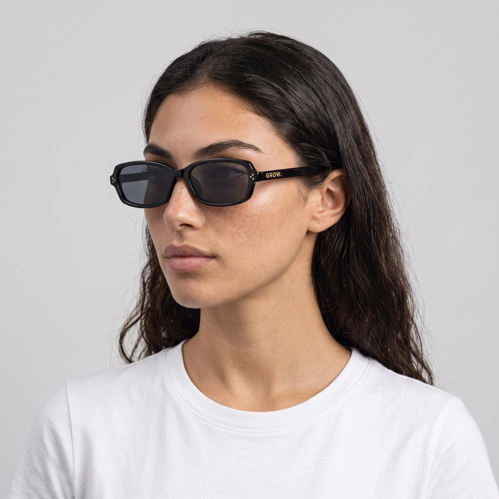 Femme portant les lunettes de soleil Grow Paris MYKONOS - NOIR