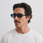 Homme portant les lunettes de soleil Grow Paris MYKONOS - NOIR