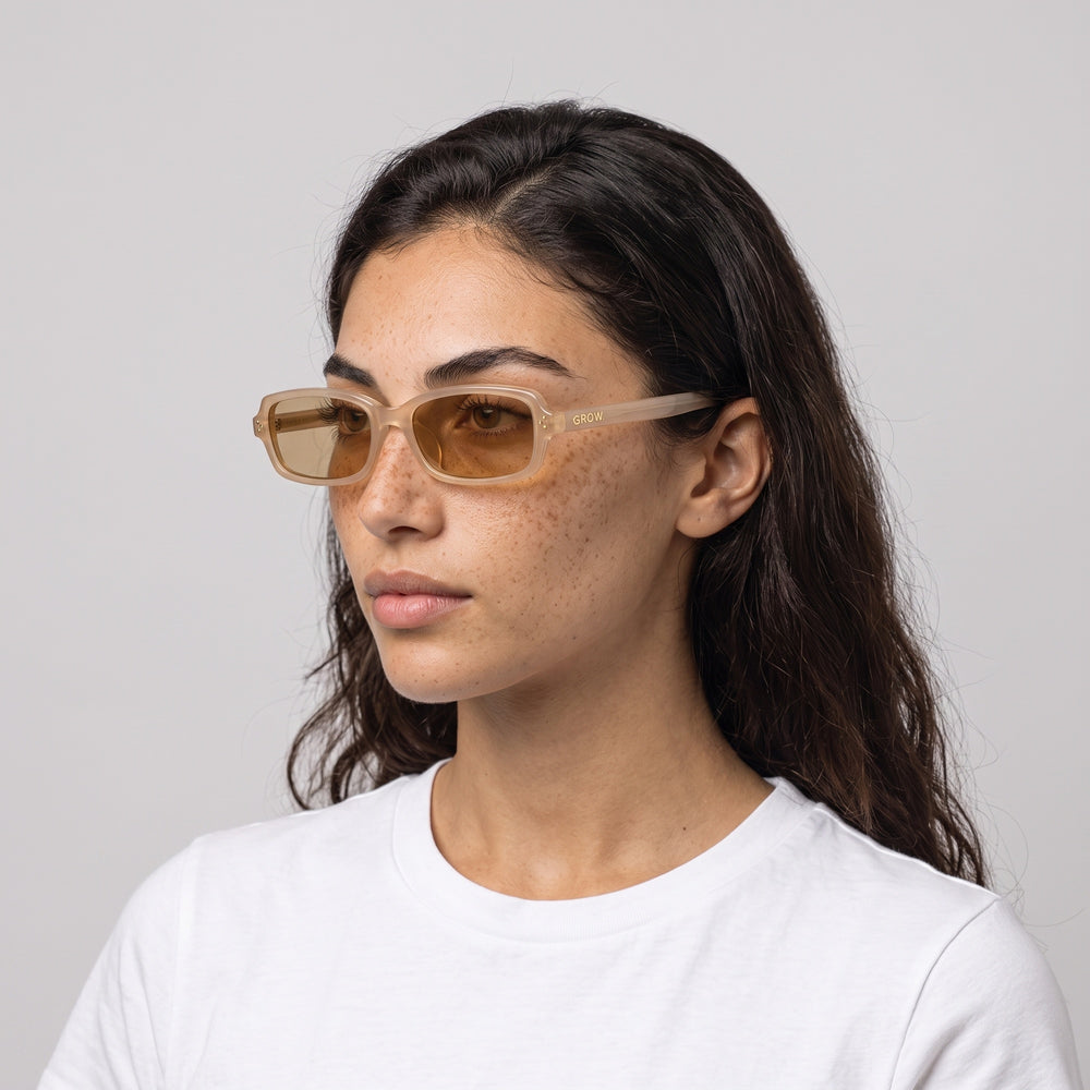 Femme portant les lunettes de soleil Grow Paris MYKONOS - SABLE