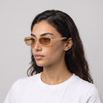Femme portant les lunettes de soleil Grow Paris MYKONOS - SABLE
