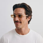 Homme portant les lunettes de soleil Grow Paris MYKONOS - SABLE