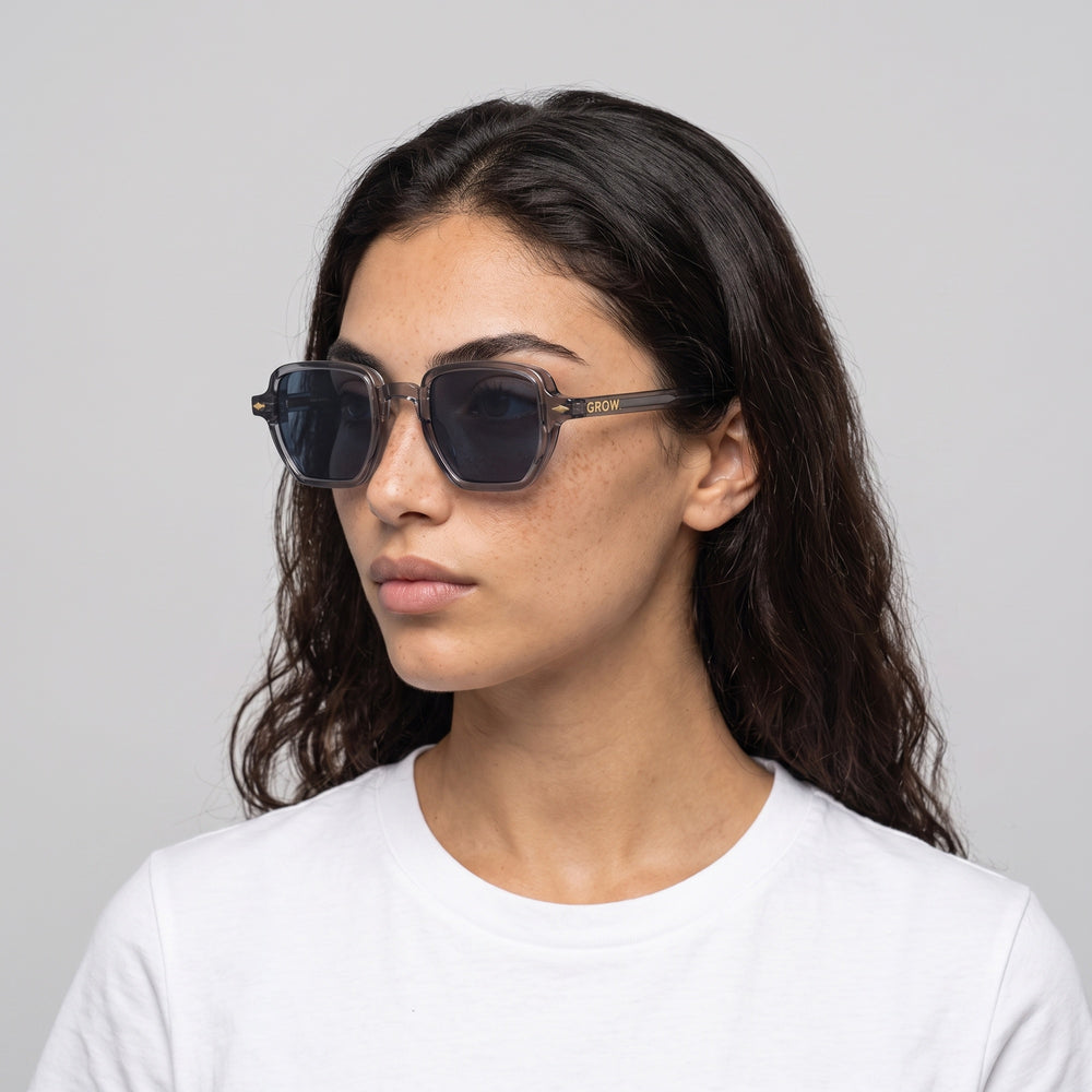 Femme portant les lunettes de soleil Grow Paris PORTOFINO - GRIS