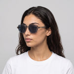 Femme portant les lunettes de soleil Grow Paris PORTOFINO - GRIS