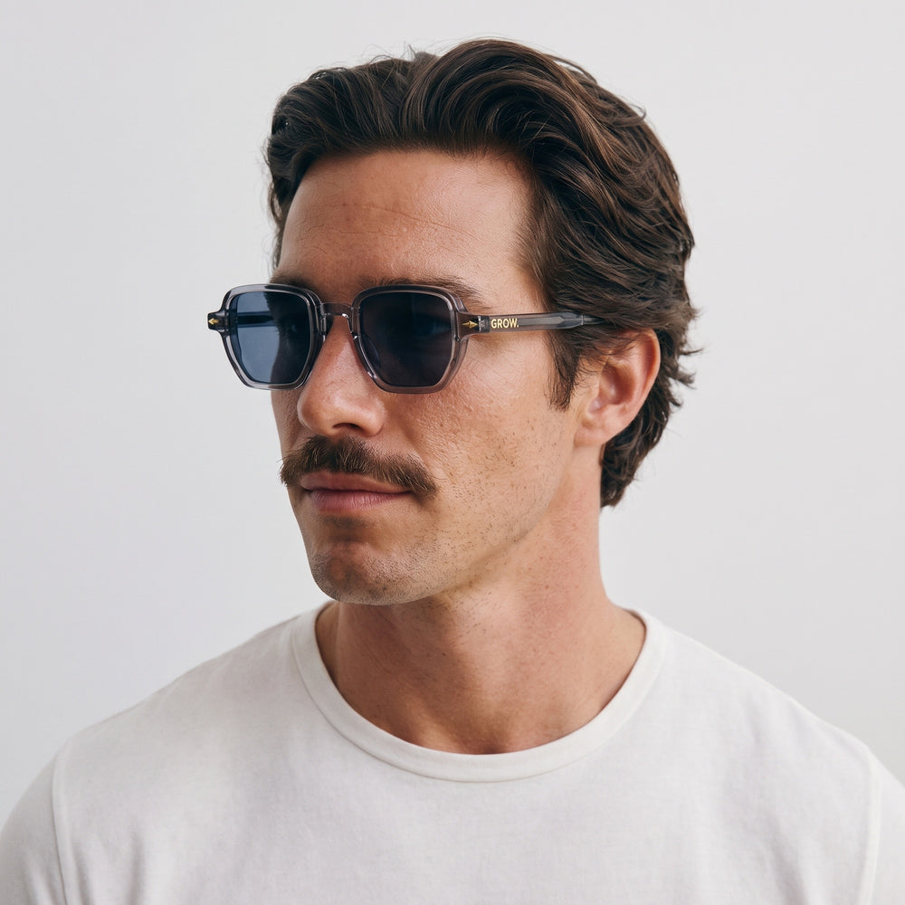 Homme portant les lunettes de soleil Grow Paris PORTOFINO - GRIS