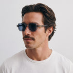 Homme portant les lunettes de soleil Grow Paris PORTOFINO - GRIS