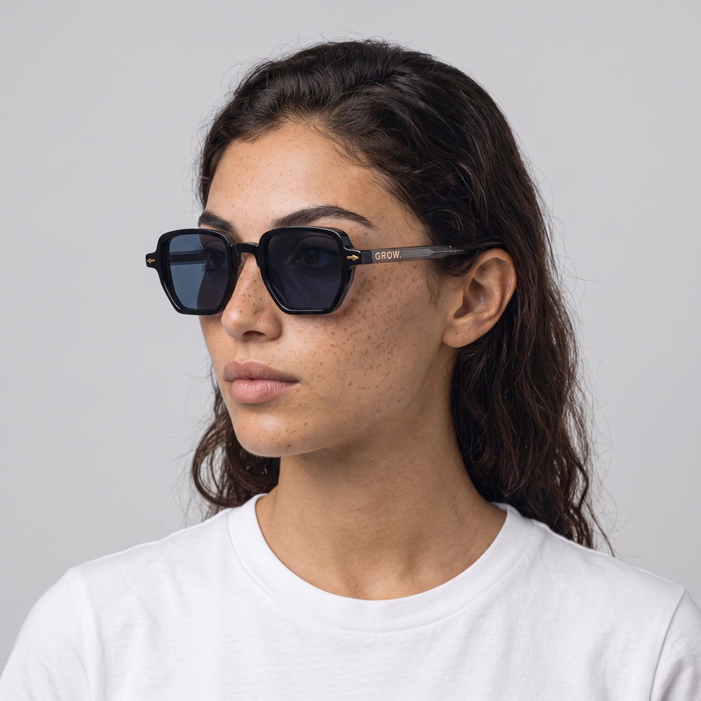 Femme portant les lunettes de soleil Grow Paris PORTOFINO - NOIR