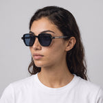 Femme portant les lunettes de soleil Grow Paris PORTOFINO - NOIR