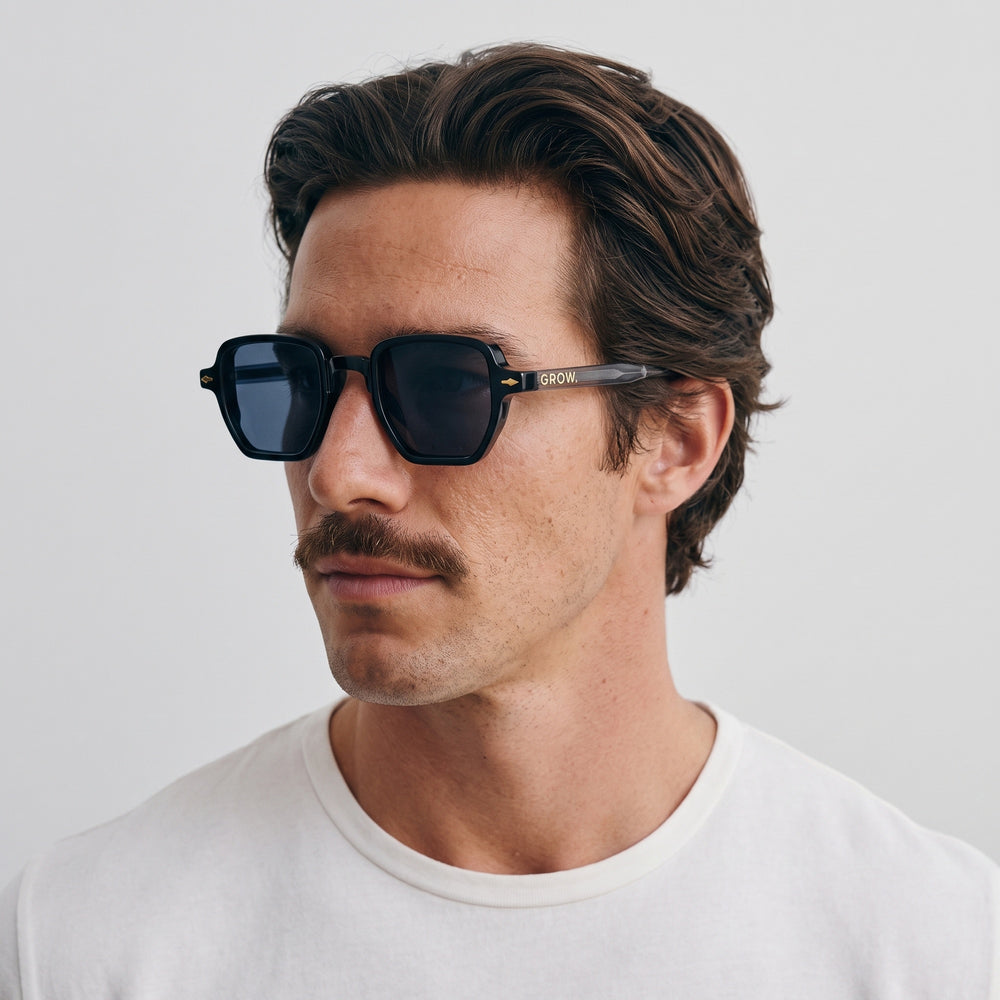 Homme portant les lunettes de soleil Grow Paris PORTOFINO - NOIR