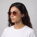 Femme portant les lunettes de soleil Grow Paris PORTOFINO - TEA