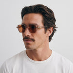 Homme portant les lunettes de soleil Grow Paris PORTOFINO - TEA