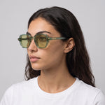Femme portant les lunettes de soleil Grow Paris PORTOFINO - VERT