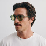 Homme portant les lunettes de soleil Grow Paris PORTOFINO - VERT