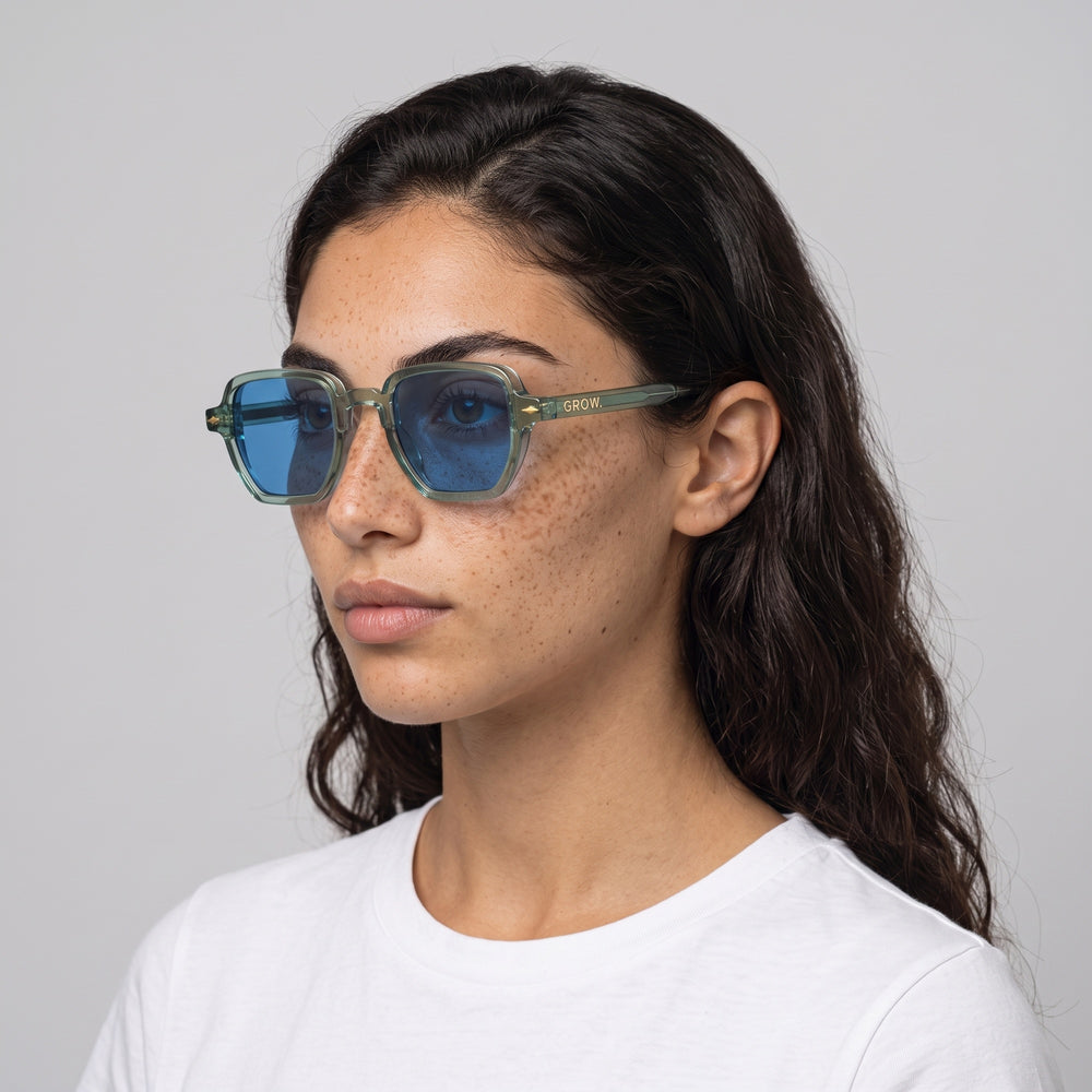 Femme portant les lunettes de soleil Grow Paris PORTOFINO - VERT CLAIR
