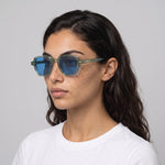 Femme portant les lunettes de soleil Grow Paris PORTOFINO - VERT CLAIR