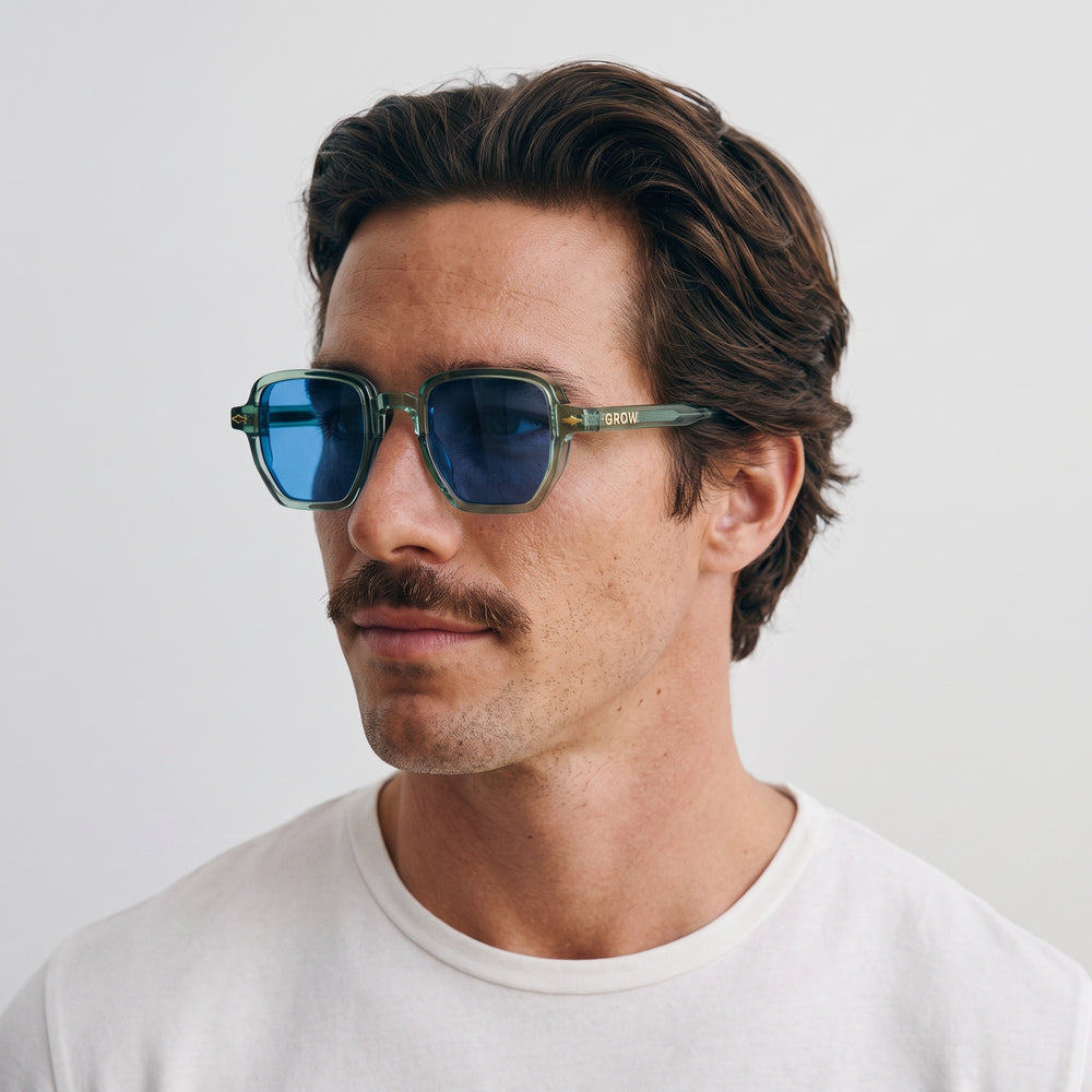 Homme portant les lunettes de soleil Grow Paris PORTOFINO - VERT CLAIR