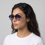 Femme portant les lunettes de soleil Grow Paris PORTOFINO - VIOLET